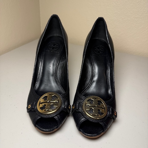 Tory Burch Leticia Peep Toe Wedge Pumps Black Pebbled Leather Gold Logo Size 9.5 - Picture 4 of 12